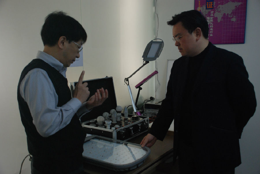 劉总向方書記介紹公司自主研發(fā)的照明產(chǎn)品